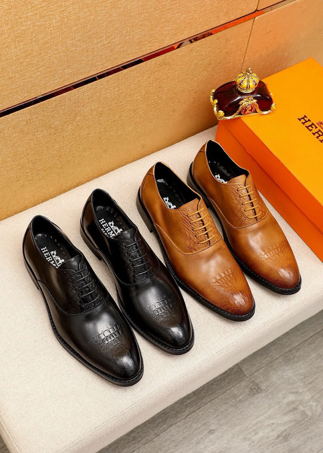Men's shoes 💰460 💐 Product trademark: HERMES "Hermès" business leather shoes Regular size: 38-44 (45🉑️customized) Product materials: Selected imported first-layer calfskin upper, imported water-dyed 🐂 cowhide lining. Strong three-dimensional visual effect, non-slip and wear-resistant combination outsole Color: 2⃣️colors available
